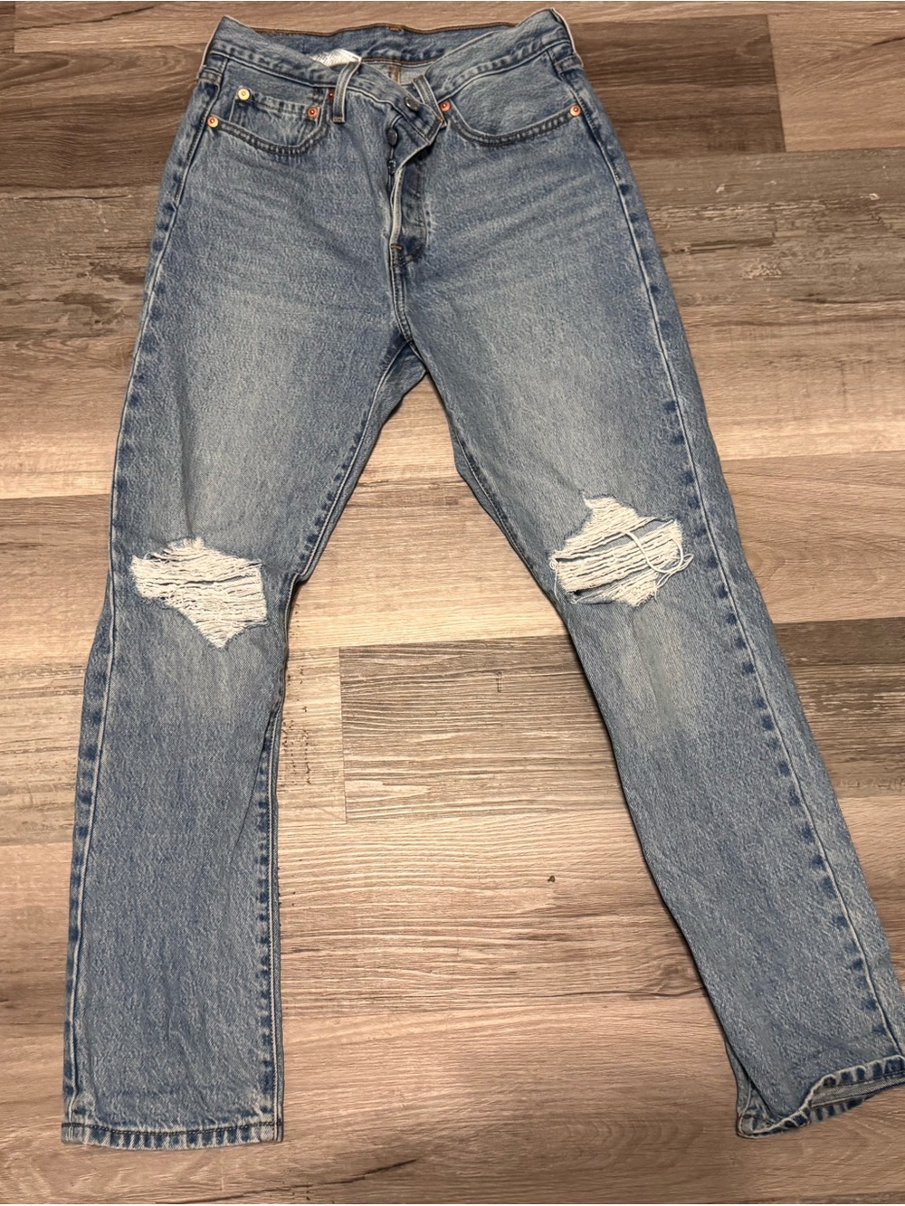 Levi's Women's Straight Leg Jeans in Faded Blue with Knee Rips
